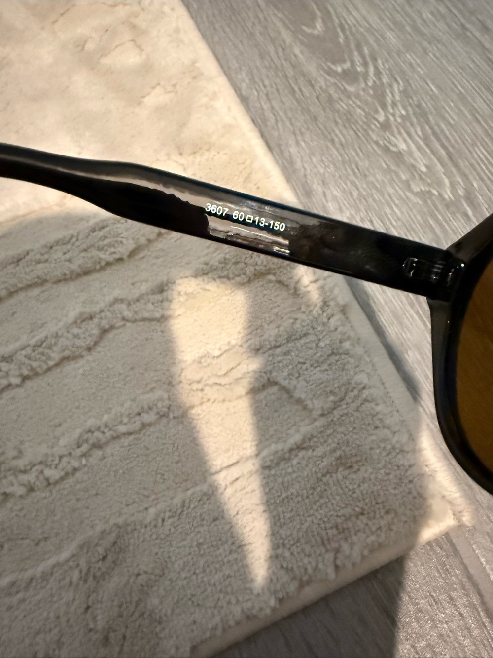 Classic Women’s Aviator Sunglasses - Picture 4 of 5